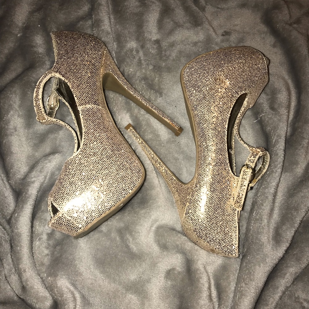 Steve Madden hell. Size 6.